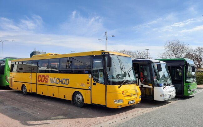Nový autobus spojuje Náchod s Kladskem