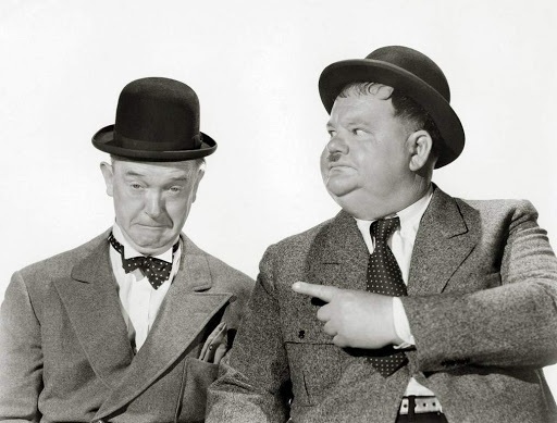 Laurel a Hardy rozesmějí diváky na Terase před Muzeem papírových modelů 