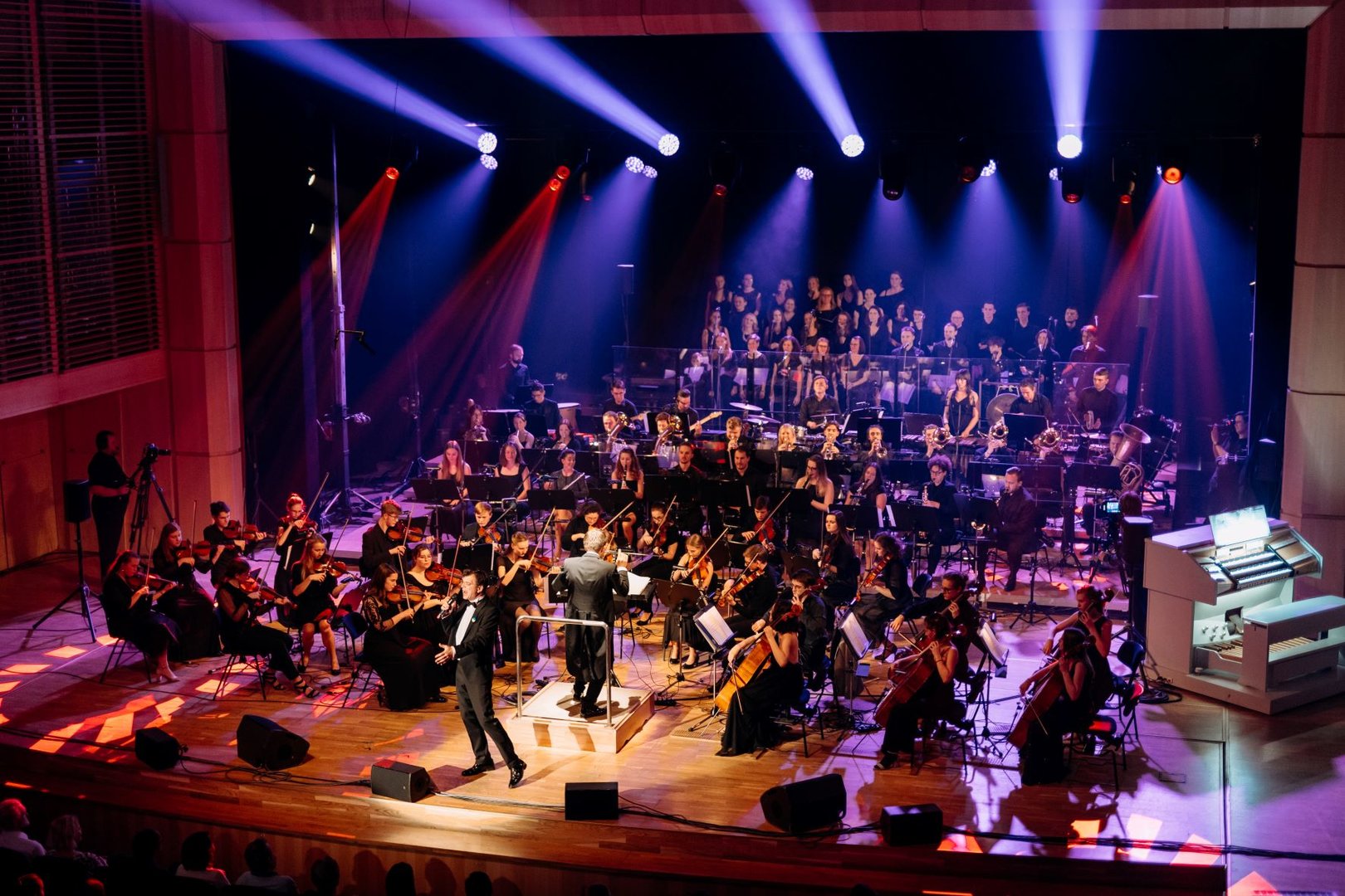 Místo předsevzetí novoroční koncerty s Police Symphony Orchestra