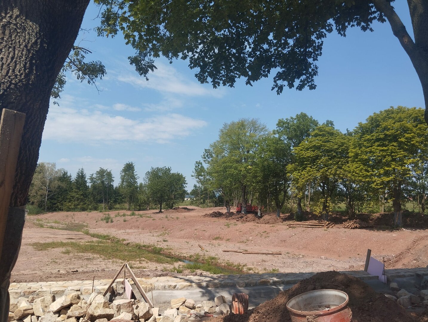 Finišuje revitalizace bývalého koupaliště v Broumově 