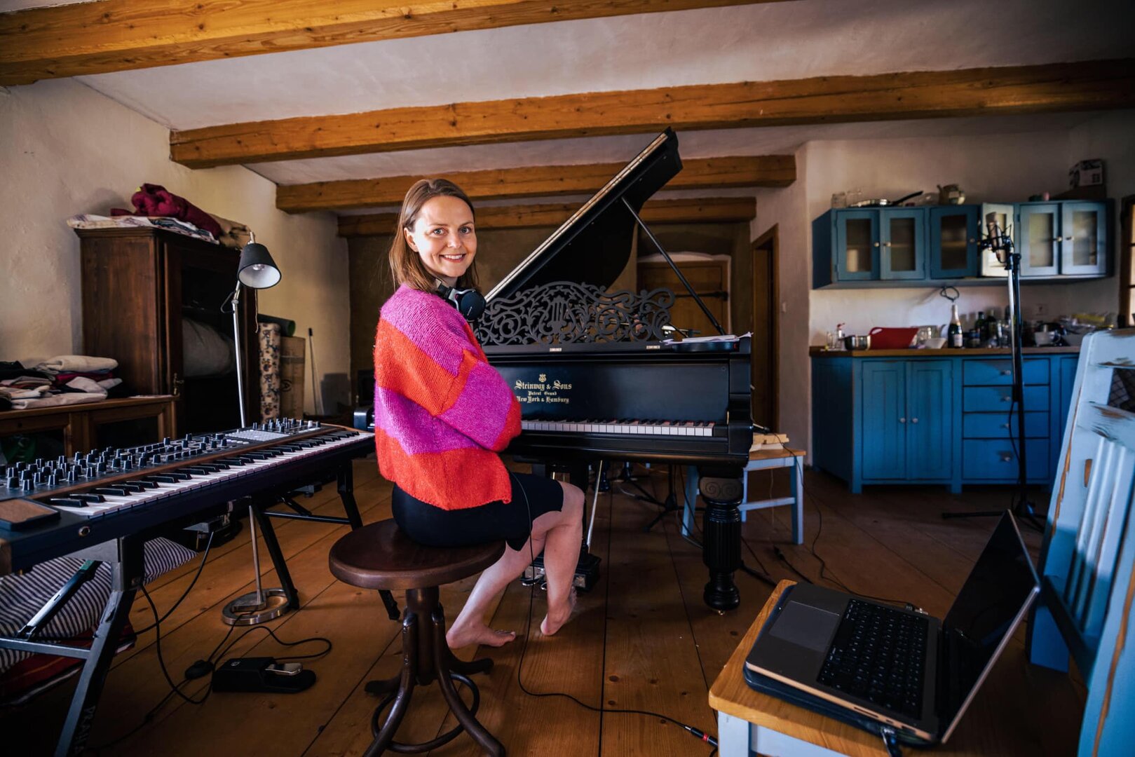 Zvuk nalezeného piána a syntezátoru. Náchodskou Aulu rozezní Bára Zmeková trio