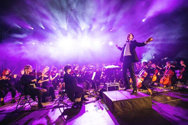 PSO zahájil spolu s Tomášem Klusem Mezinárodní folklorní festival v Červeném Kostelci