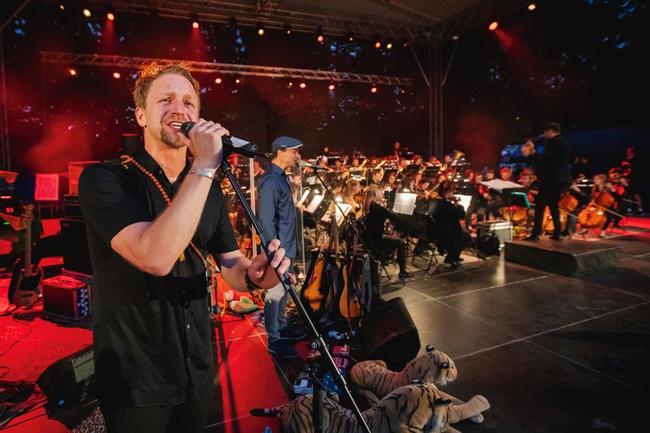 PSO zahájil spolu s Tomášem Klusem Mezinárodní folklorní festival v Červeném Kostelci