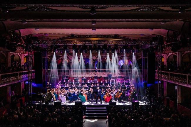 Muzikanti z Police Symphony Orchestra hledají 1000 lidí pro #1050