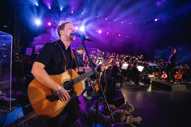 PSO zahájil spolu s Tomášem Klusem Mezinárodní folklorní festival v Červeném Kostelci