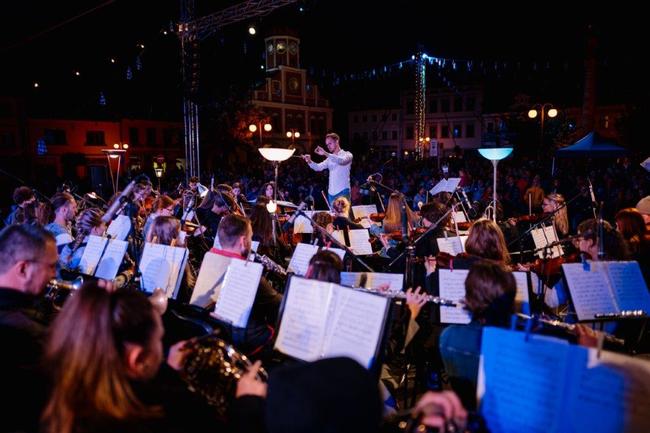 Muzikanti z Police Symphony Orchestra hledají 1000 lidí pro #1050