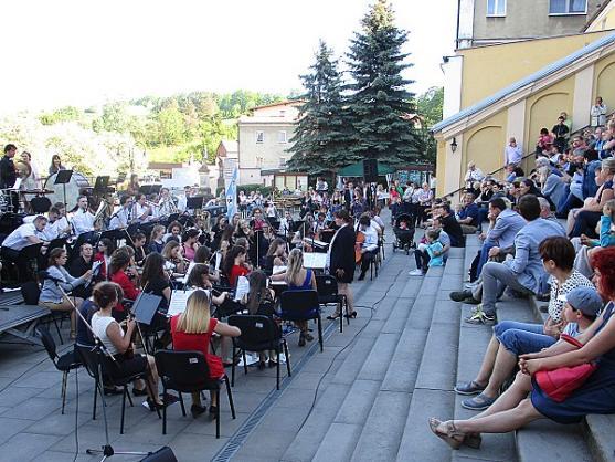 Polický symfonický orchestr hrál podruhé ve Vambeřicích