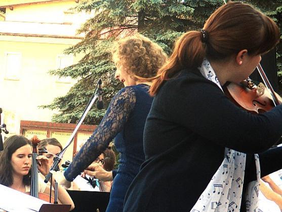 Polický symfonický orchestr hrál podruhé ve Vambeřicích