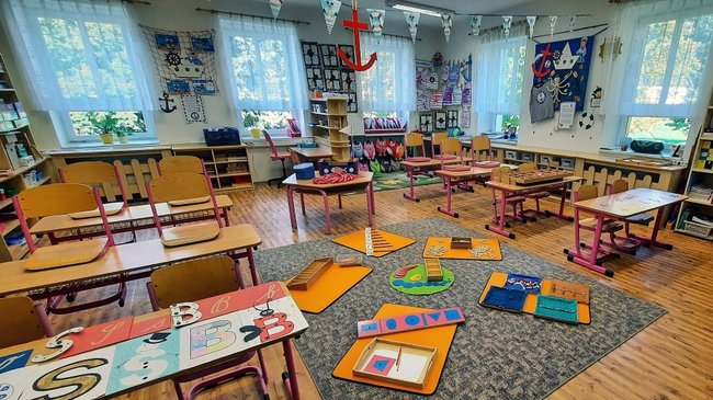 Žlutá škola v Suchém Dole