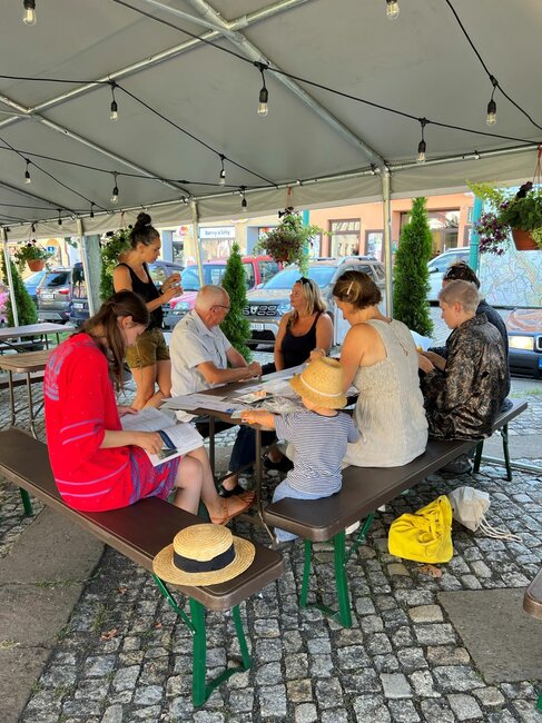 Do ulic Broumova vyrazilo umění. Potkejte ho během festivalu BART