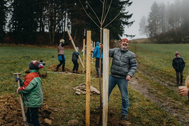 Ovocná alej vysazena na počest loňského Stromu roku