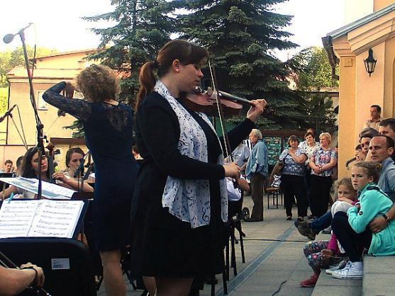 Polický symfonický orchestr hrál podruhé ve Vambeřicích