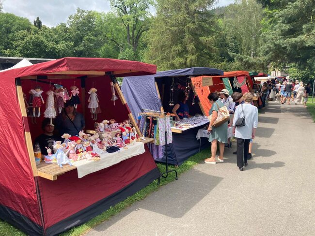 V boxu i ve dvoře. Začal Jiráskův Hronov