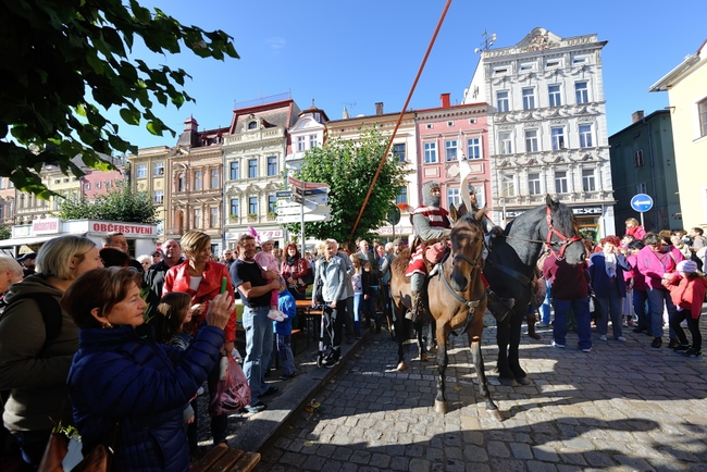 Slunné počasí a bohatý kulturní program vytáhl Broumováky na náměstí