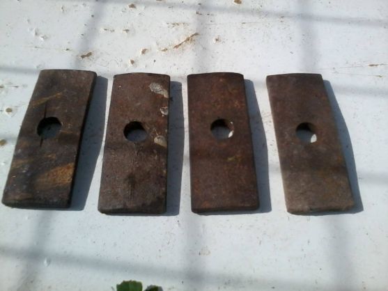 Na plochu fotbalového hřiště v Křinicích někdo nastražil kusy železa