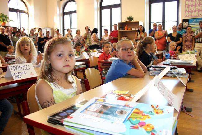 Stovka prvňáčků usedla do školních lavic v Broumově