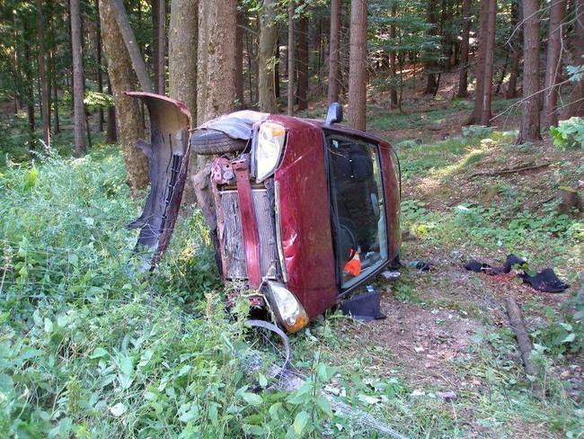 Mladá řidička jízdu nezvládla. Auto skončilo převrácené na boku