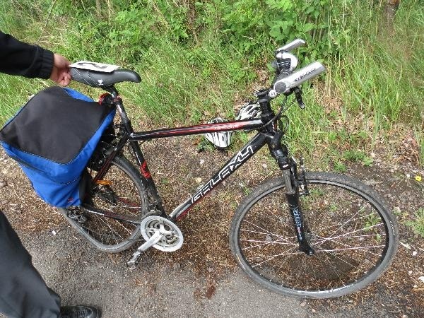 Předjíždějící řidič osobního auta srazil dva cyklisty