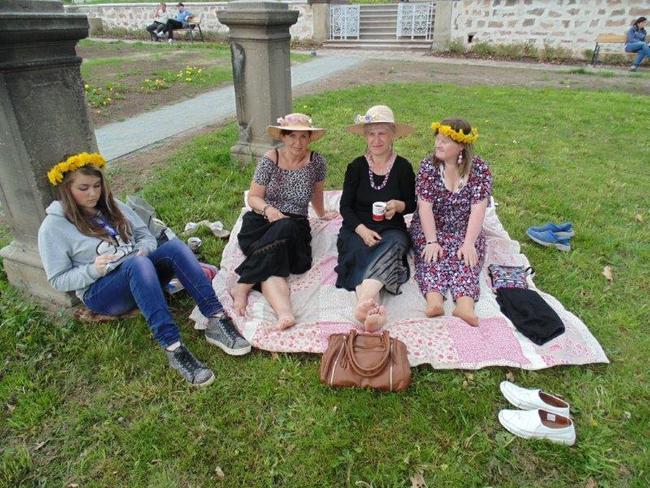 Prostor pod klášterním dubem zaplnila společnost v kloboucích