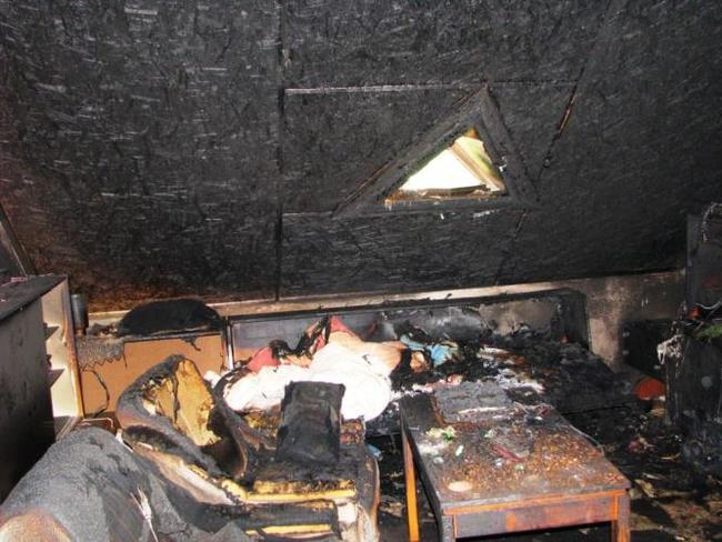 Při požáru rodinného domu se dva lidé nadýchali kouře