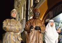 Čtyřsethlavý průvod doprovodil Tři krále k Ježíškovi na broumovské náměstí