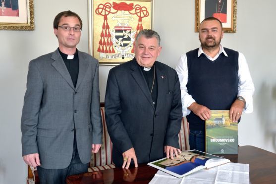 S knihou o broumovských kostelích u kardinála Duky