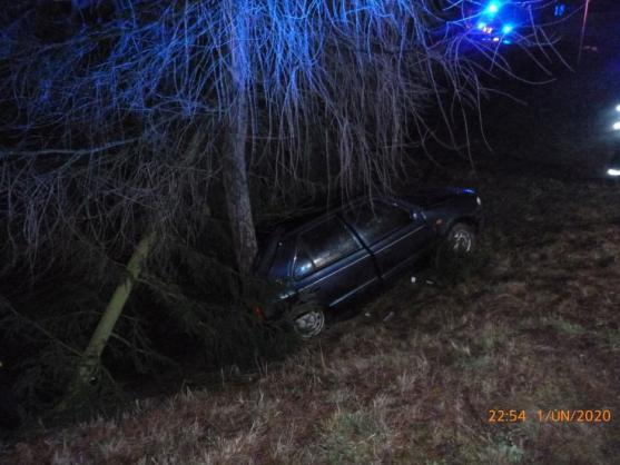 Na mokré vozovce dostal smyk a narazil do vzrostlých stromů. Samozřejmě nadýchal...