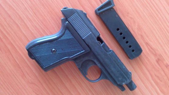 Opilý Rom z Broumova ohrožoval v hradeckém parku pistolí lidi