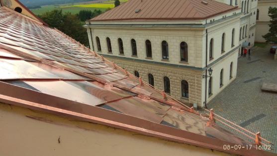 Na finální dokončení oprav střechy děkanského kostela chybí 200 tisíc korun