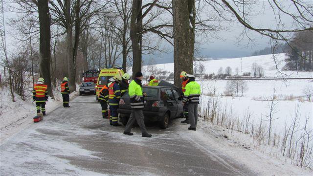 Po nárazu do stromu u Teplic nad Metují zemřel řidič osobního vozu