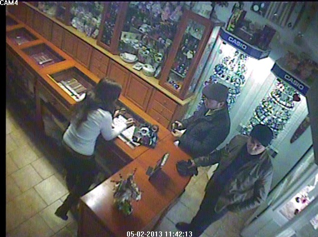 Policie žádá veřejnost o identifikaci zlodějů z fotografií z novoměstského zlatnictví