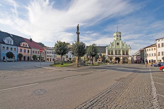 Radnice v Polici nad Metují změní barvu při opravě fasády