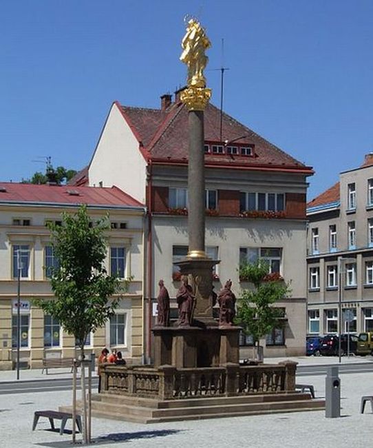 Na hronovském náměstí začne od září platit nový způsob parkování 