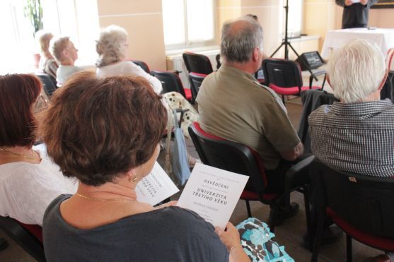 Absolventi Univerzity třetího věku si převzali osvědčení