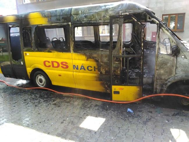 V Polici nad Metují shořel autobus