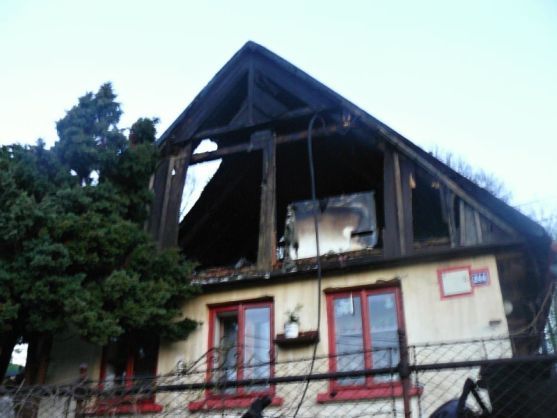 V pondělí hořela v Polici nad Metují střecha domu a na Ruprechtickém Špičáku les