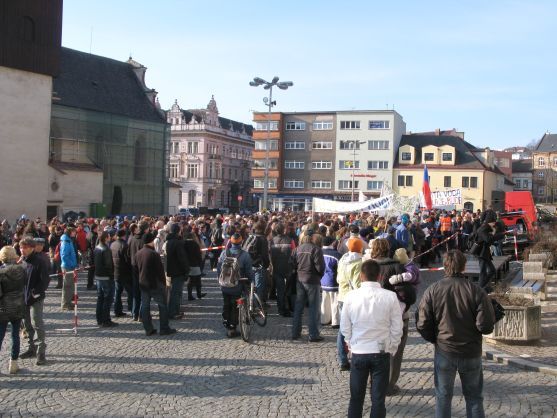 Na náchodském náměstí jednomyslně znělo: "Chceme čistou vodu!"