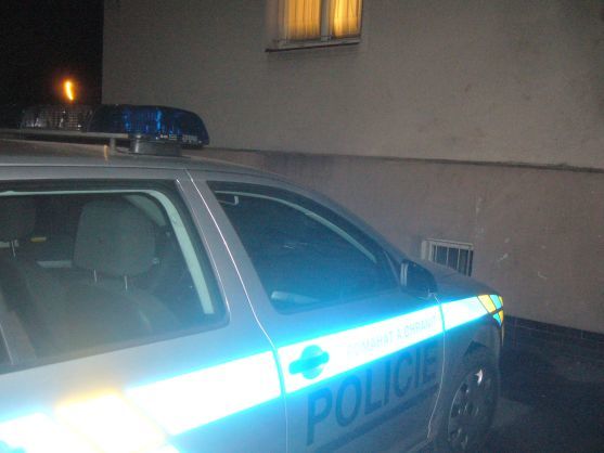 Policisté pátrají po pachatelích, kteří během 14 dní v Broumově okradli tři ženy