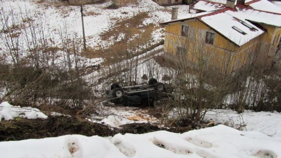 V Heřmánkovicích u Broumova se vozidlo skutálelo ze svahu