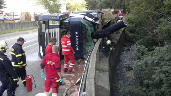 Převrácené nákladní vozidlo zatarasilo v Polici nad Metují silnici