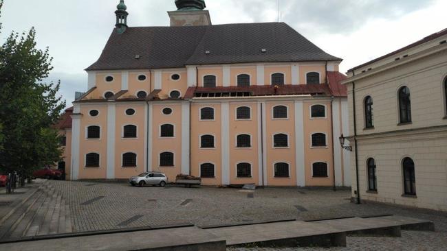 Na finální dokončení oprav střechy děkanského kostela chybí 200 tisíc korun