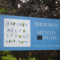Odborník: Přelepená cedule Broumov město stromů nebude rasizmem, ale spíš averzí na soužití s Romy