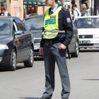 Policie stále pátrá po lupiči na benzínce v Broumově