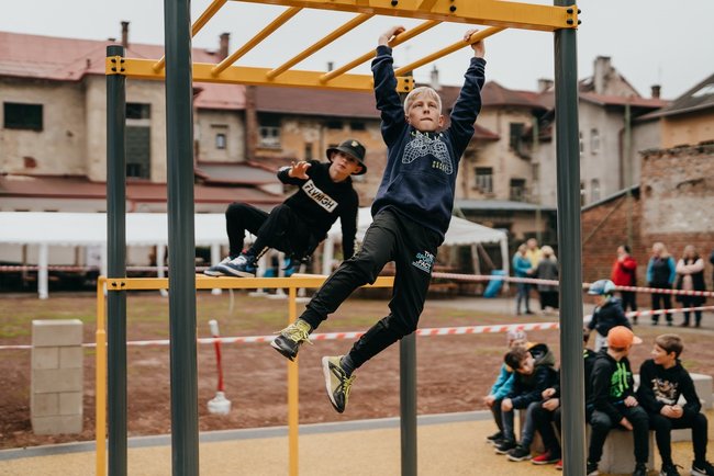 V Polici nad Metují vzniklo nové parkourové hřiště Bejbyho park