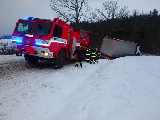 Hasiči zachraňovali srnku i kamion