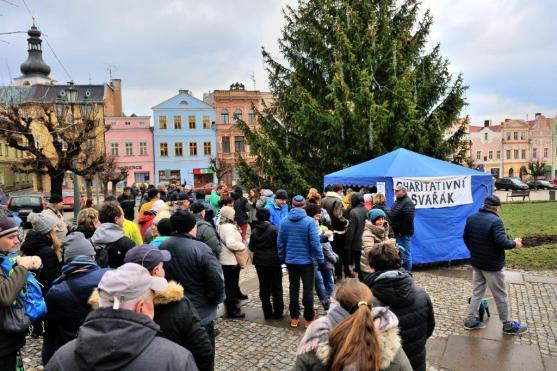 Charitativní svařák na podporu broumovské nemocnice přilákal na náměstí desítky lidí