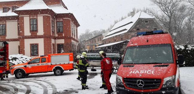 Hasiči s policisty nelovili v rybníku kapry, ale podchlazeného muže