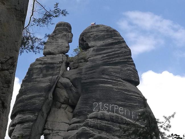 Milenci v Adršpašských skalách jsou opět popsaní