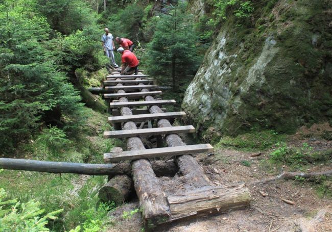 Ve Vlčí rokli probíhá oprava turistické lávky