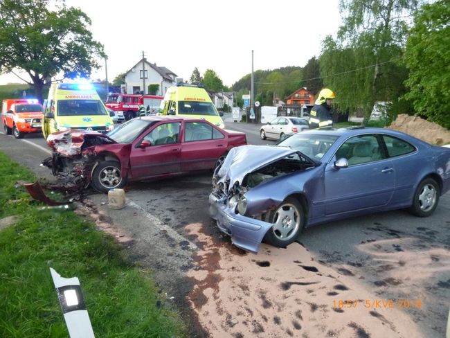Při dopravní nehodě v Pěkově se zranilo pět lidí 